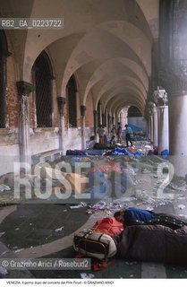 Localizzazione:..VENEZIA / S. MARCO..Oggetto:..Soggetto:..CONCERTO DEI PINK FLOYD / IL GIORNO DOPO / PALAZZO DUCALE / IMMONDIZIE SACCHI A PELO..Cronologia: ..Definizione Culturale:..   Autore: ..   Stile: ..   Editori/Stampatori:..   Committenza:..Materia e Tecnica:..Collocazione:..Note:..TURISMO DEGRADO..Riproduzione Fotografica:..Copyright:..Graziano Arici/Rosebud2 .Data:..16 LUGLIO 1989..Costo:..A