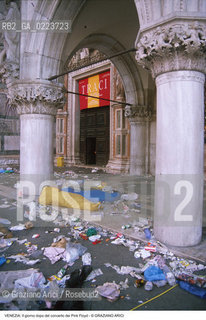 Localizzazione:..VENEZIA / S. MARCO..Oggetto:..Soggetto:..CONCERTO DEI PINK FLOYD / IL GIORNO DOPO / PIAZZA SAN MARCO / IMMONDIZIE SACCHI A PELO..Cronologia: ..Definizione Culturale:..   Autore: ..   Stile: ..   Editori/Stampatori:..   Committenza:..Materia e Tecnica:..Collocazione:..Note:..TURISMO DEGRADO..Riproduzione Fotografica:..Copyright:..Graziano Arici/Rosebud2 .Data:..16 LUGLIO 1989..Costo:..A