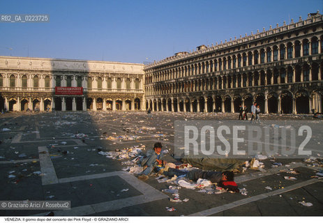 Localizzazione:..VENEZIA / S. MARCO..Oggetto:..Soggetto:..CONCERTO DEI PINK FLOYD / IL GIORNO DOPO / PIAZZA SAN MARCO / IMMONDIZIE SACCHI A PELO..Cronologia: ..Definizione Culturale:..   Autore: ..   Stile: ..   Editori/Stampatori:..   Committenza:..Materia e Tecnica:..Collocazione:..Note:..TURISMO DEGRADO..Riproduzione Fotografica:..Copyright:..Graziano Arici/Rosebud2 .Data:..16 LUGLIO 1989..Costo:..A