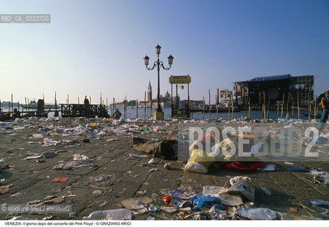 Localizzazione:..VENEZIA / S. MARCO..Oggetto:..Soggetto:..CONCERTO DEI PINK FLOYD / IL GIORNO DOPO / PIAZZA SAN MARCO / IMMONDIZIE SACCHI A PELO..Cronologia: ..Definizione Culturale:..   Autore: ..   Stile: ..   Editori/Stampatori:..   Committenza:..Materia e Tecnica:..Collocazione:..Note:..TURISMO DEGRADO..Riproduzione Fotografica:..Copyright:..Graziano Arici/Rosebud2 .Data:..16 LUGLIO 1989..Costo:..A