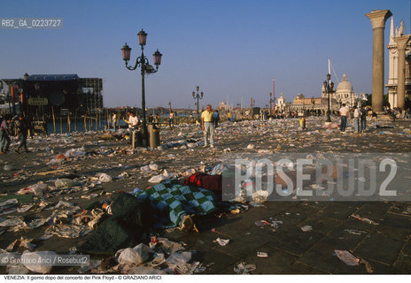 Localizzazione:..VENEZIA / S. MARCO..Oggetto:..Soggetto:..CONCERTO DEI PINK FLOYD / IL GIORNO DOPO / PIAZZA SAN MARCO / IMMONDIZIE SACCHI A PELO..Cronologia: ..Definizione Culturale:..   Autore: ..   Stile: ..   Editori/Stampatori:..   Committenza:..Materia e Tecnica:..Collocazione:..Note:..TURISMO DEGRADO..Riproduzione Fotografica:..Copyright:..Graziano Arici/Rosebud2 .Data:..16 LUGLIO 1989..Costo:..A