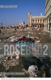 Localizzazione:..VENEZIA / S. MARCO..Oggetto:..Soggetto:..CONCERTO DEI PINK FLOYD / IL GIORNO DOPO / PIAZZA SAN MARCO / IMMONDIZIE SACCHI A PELO..Cronologia: ..Definizione Culturale:..   Autore: ..   Stile: ..   Editori/Stampatori:..   Committenza:..Materia e Tecnica:..Collocazione:..Note:..TURISMO DEGRADO..Riproduzione Fotografica:..Copyright:..Graziano Arici/Rosebud2 .Data:..16 LUGLIO 1989..Costo:..A