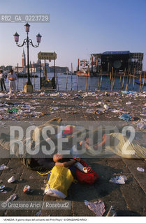 Localizzazione:..VENEZIA / S. MARCO..Oggetto:..Soggetto:..CONCERTO DEI PINK FLOYD / IL GIORNO DOPO / PIAZZA SAN MARCO / IMMONDIZIE SACCHI A PELO..Cronologia: ..Definizione Culturale:..   Autore: ..   Stile: ..   Editori/Stampatori:..   Committenza:..Materia e Tecnica:..Collocazione:..Note:..TURISMO DEGRADO..Riproduzione Fotografica:..Copyright:..Graziano Arici/Rosebud2 .Data:..16 LUGLIO 1989..Costo:..A