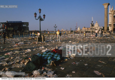 Localizzazione:..VENEZIA / S. MARCO..Oggetto:..Soggetto:..CONCERTO DEI PINK FLOYD / IL GIORNO DOPO / PIAZZA SAN MARCO / IMMONDIZIE SACCHI A PELO..Cronologia: ..Definizione Culturale:..   Autore: ..   Stile: ..   Editori/Stampatori:..   Committenza:..Materia e Tecnica:..Collocazione:..Note:..TURISMO DEGRADO..Riproduzione Fotografica:..Copyright:..Graziano Arici/Rosebud2 .Data:..16 LUGLIO 1989..Costo:..A