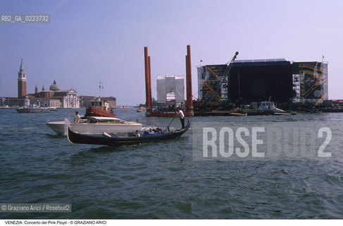 Localizzazione:..VENEZIA / S. MARCO..Oggetto:..Soggetto:..CONCERTO DEI PINK FLOYD / BACINO SAN MARCO / PALCO GONDOLA..Cronologia: ..Definizione Culturale:..   Autore: ..   Stile: ..   Editori/Stampatori:..   Committenza:..Materia e Tecnica:..Collocazione:..Note:....Riproduzione Fotografica:..Copyright:..Graziano Arici/Rosebud2 .Data:..15 LUGLIO 1989..Costo:..A