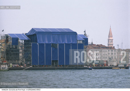 Localizzazione:..VENEZIA / S. MARCO..Oggetto:..Soggetto:..CONCERTO DEI PINK FLOYD / BACINO SAN MARCO / PALCO..Cronologia: ..Definizione Culturale:..   Autore: ..   Stile: ..   Editori/Stampatori:..   Committenza:..Materia e Tecnica:..Collocazione:..Note:....Riproduzione Fotografica:..Copyright:..Graziano Arici/Rosebud2 .Data:..15 LUGLIO 1989..Costo:..A