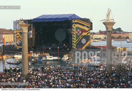 Localizzazione:..VENEZIA / S. MARCO..Oggetto:..Soggetto:..CONCERTO DEI PINK FLOYD / PIAZZA SAN MARCO / PUBBLICO FOLLA TURISTI BACINO PALCO..Cronologia: ..Definizione Culturale:..   Autore: ..   Stile: ..   Editori/Stampatori:..   Committenza:..Materia e Tecnica:..Collocazione:..Note:..TURISMO..Riproduzione Fotografica:..Copyright:..Graziano Arici/Rosebud2 .Data:..15 LUGLIO 1989..Costo:..A