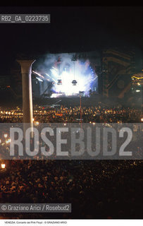 Localizzazione:..VENEZIA / S. MARCO..Oggetto:..Soggetto:..CONCERTO DEI PINK FLOYD / PIAZZA SAN MARCO / PUBBLICO FOLLA TURISTI PALCO..Cronologia: ..Definizione Culturale:..   Autore: ..   Stile: ..   Editori/Stampatori:..   Committenza:..Materia e Tecnica:..Collocazione:..Note:..TURISMO..Riproduzione Fotografica:..Copyright:..Graziano Arici/Rosebud2 .Data:..15 LUGLIO 1989..Costo:..A