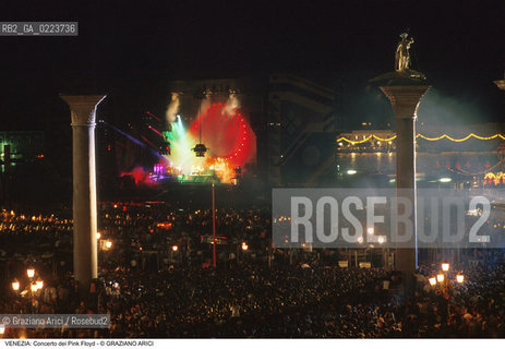 Localizzazione:..VENEZIA / S. MARCO..Oggetto:..Soggetto:..CONCERTO DEI PINK FLOYD / PIAZZA SAN MARCO / PUBBLICO FOLLA TURISTI PALCO BACINO..Cronologia: ..Definizione Culturale:..   Autore: ..   Stile: ..   Editori/Stampatori:..   Committenza:..Materia e Tecnica:..Collocazione:..Note:..TURISMO..Riproduzione Fotografica:..Copyright:..Graziano Arici/Rosebud2 .Data:..15 LUGLIO 1989..Costo:..A