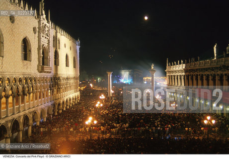 Localizzazione:..VENEZIA / S. MARCO..Oggetto:..Soggetto:..CONCERTO DEI PINK FLOYD / PIAZZA SAN MARCO / PUBBLICO FOLLA TURISTI PALCO ..Cronologia: ..Definizione Culturale:..   Autore: ..   Stile: ..   Editori/Stampatori:..   Committenza:..Materia e Tecnica:..Collocazione:..Note:..TURISMO..Riproduzione Fotografica:..Copyright:..Graziano Arici/Rosebud2 .Data:..15 LUGLIO 1989..Costo:..A