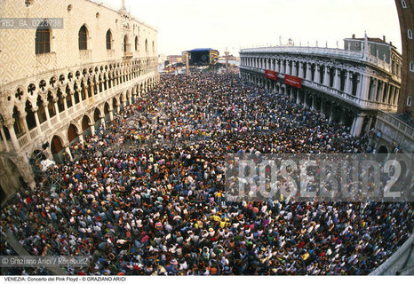 Localizzazione:..VENEZIA / S. MARCO..Oggetto:..Soggetto:..CONCERTO DEI PINK FLOYD / PIAZZA SAN MARCO / PUBBLICO FOLLA TURISTI PALCO..Cronologia: ..Definizione Culturale:..   Autore: ..   Stile: ..   Editori/Stampatori:..   Committenza:..Materia e Tecnica:..Collocazione:..Note:..TURISMO..Riproduzione Fotografica:..Copyright:..Graziano Arici/Rosebud2 .Data:..15 LUGLIO 1989..Costo:..A