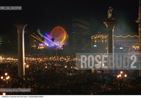 Localizzazione:..VENEZIA / S. MARCO..Oggetto:..Soggetto:..CONCERTO DEI PINK FLOYD / PIAZZA SAN MARCO / PUBBLICO FOLLA TURISTI PALCO BACINO..Cronologia: ..Definizione Culturale:..   Autore: ..   Stile: ..   Editori/Stampatori:..   Committenza:..Materia e Tecnica:..Collocazione:..Note:..TURISMO..Riproduzione Fotografica:..Copyright:..Graziano Arici/Rosebud2 .Data:..15 LUGLIO 1989..Costo:..A
