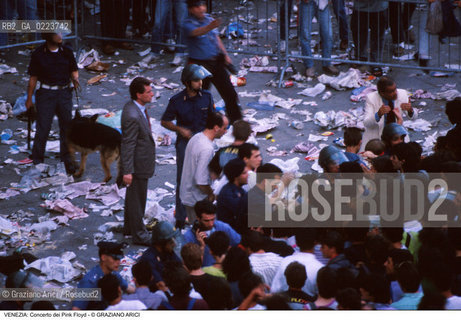 Localizzazione:..VENEZIA / S. MARCO..Oggetto:..Soggetto:..CONCERTO DEI PINK FLOYD / PUBBLICO / PIAZZA SAN MARCO TURISTI POLIZIA..Cronologia: ..Definizione Culturale:..   Autore: ..   Stile: ..   Editori/Stampatori:..   Committenza:..Materia e Tecnica:..Collocazione:..Note:..TURISMO..Riproduzione Fotografica:..Copyright:..Graziano Arici/Rosebud2 .Data:..15 LUGLIO 1989..Costo:..A