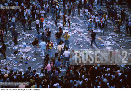Localizzazione:..VENEZIA / S. MARCO..Oggetto:..Soggetto:..CONCERTO DEI PINK FLOYD / PUBBLICO / PIAZZA SAN MARCO TURISTI POLIZIA..Cronologia: ..Definizione Culturale:..   Autore: ..   Stile: ..   Editori/Stampatori:..   Committenza:..Materia e Tecnica:..Collocazione:..Note:..TURISMO..Riproduzione Fotografica:..Copyright:..Graziano Arici/Rosebud2 .Data:..15 LUGLIO 1989..Costo:..A