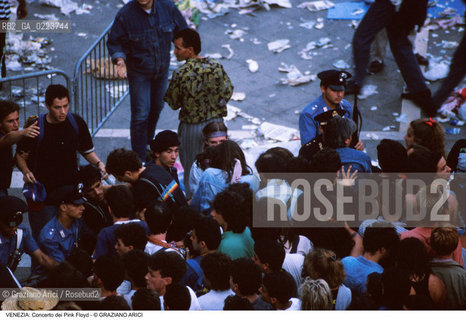 Localizzazione:..VENEZIA / S. MARCO..Oggetto:..Soggetto:..CONCERTO DEI PINK FLOYD / PUBBLICO / PIAZZA SAN MARCO TURISTI POLIZIA..Cronologia: ..Definizione Culturale:..   Autore: ..   Stile: ..   Editori/Stampatori:..   Committenza:..Materia e Tecnica:..Collocazione:..Note:..TURISMO..Riproduzione Fotografica:..Copyright:..Graziano Arici/Rosebud2 .Data:..15 LUGLIO 1989..Costo:..A