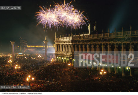 Localizzazione:..VENEZIA / S. MARCO..Oggetto:..Soggetto:..CONCERTO DEI PINK FLOYD / PIAZZA SAN MARCO / PUBBLICO FOLLA TURISTI / PALCO FUOCHI D ARTIFICIO..Cronologia: ..Definizione Culturale:..   Autore: ..   Stile: ..   Editori/Stampatori:..   Committenza:..Materia e Tecnica:..Collocazione:..Note:..TURISMO..Riproduzione Fotografica:..Copyright:..Graziano Arici/Rosebud2 .Data:..15 LUGLIO 1989..Costo:..A