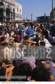 Localizzazione:..VENEZIA / S. MARCO..Oggetto:..Soggetto:..CONCERTO DEI PINK FLOYD / PIAZZA SAN MARCO / FOLLA PUBBLICO TURISTI..Cronologia: ..Definizione Culturale:..   Autore: ..   Stile: ..   Editori/Stampatori:..   Committenza:..Materia e Tecnica:..Collocazione:..Note:..TURISMO..Riproduzione Fotografica:..Copyright:..Graziano Arici/Rosebud2 .Data:..15 LUGLIO 1989..Costo:..A
