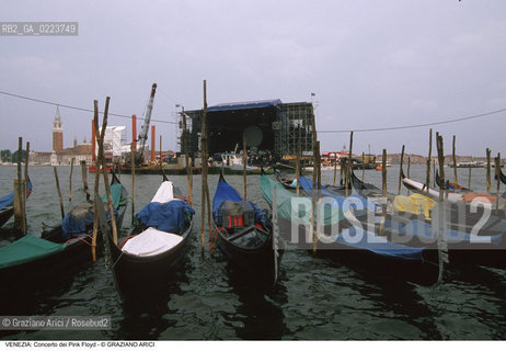 Localizzazione:..VENEZIA / S. MARCO..Oggetto:..Soggetto:..CONCERTO DEI PINK FLOYD / PALCO GONDOLE BACINO SAN MARCO..Cronologia: ..Definizione Culturale:..   Autore: ..   Stile: ..   Editori/Stampatori:..   Committenza:..Materia e Tecnica:..Collocazione:..Note:..TURISMO..Riproduzione Fotografica:..Copyright:..Graziano Arici/Rosebud2 .Data:..15 LUGLIO 1989..Costo:..A