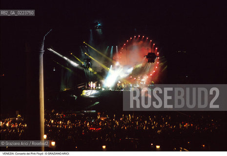Localizzazione:..VENEZIA / S. MARCO..Oggetto:..Soggetto:..CONCERTO DEI PINK FLOYD PALCO..Cronologia: ..Definizione Culturale:..   Autore: ..   Stile: ..   Editori/Stampatori:..   Committenza:..Materia e Tecnica:..Collocazione:..Note:..TURISMO..Riproduzione Fotografica:..Copyright:..Graziano Arici/Rosebud2 .Data:..15 LUGLIO 1989..Costo:..A