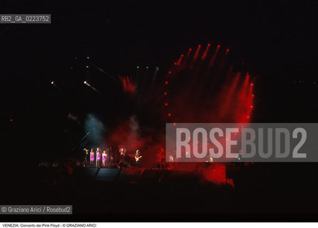 Localizzazione:..VENEZIA / S. MARCO..Oggetto:..Soggetto:..CONCERTO DEI PINK FLOYD / PALCO..Cronologia: ..Definizione Culturale:..   Autore: ..   Stile: ..   Editori/Stampatori:..   Committenza:..Materia e Tecnica:..Collocazione:..Note:....Riproduzione Fotografica:..Copyright:..Graziano Arici/Rosebud2 .Data:..15 LUGLIO 1989..Costo:..A