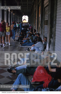 Localizzazione:..VENEZIA / S. MARCO..Oggetto:..Soggetto:..CONCERTO DEI PINK FLOYD / PUBBLICO / TURISTI / PROCURATIE..Cronologia: ..Definizione Culturale:..   Autore: ..   Stile: ..   Editori/Stampatori:..   Committenza:..Materia e Tecnica:..Collocazione:..Note:..TURISMO..Riproduzione Fotografica:..Copyright:..Graziano Arici/Rosebud2 .Data:..15 LUGLIO 1989..Costo:..A