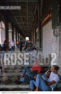 Localizzazione:..VENEZIA / S. MARCO..Oggetto:..Soggetto:..CONCERTO DEI PINK FLOYD / PUBBLICO / TURISTI / PIAZZA SAN MARCO PROCURATIE..Cronologia: ..Definizione Culturale:..   Autore: ..   Stile: ..   Editori/Stampatori:..   Committenza:..Materia e Tecnica:..Collocazione:..Note:..TURISMO..Riproduzione Fotografica:..Copyright:..Graziano Arici/Rosebud2 .Data:..15 LUGLIO 1989..Costo:..A