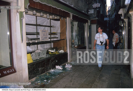 Localizzazione:..VENEZIA / S. MARCO..Oggetto:..Soggetto:..CONCERTO DEI PINK FLOYD / VANDALISMI IL GIORNO DOPO..Cronologia: ..Definizione Culturale:..   Autore: ..   Stile: ..   Editori/Stampatori:..   Committenza:..Materia e Tecnica:..Collocazione:..Note:..DEGRADO..Riproduzione Fotografica:..Copyright:..Graziano Arici/Rosebud2 .Data:..16 LUGLIO 1989..Costo:..A