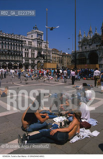 Localizzazione:..VENEZIA / S. MARCO..Oggetto:..Soggetto:..CONCERTO DEI PINK FLOYD / PIAZZA SAN MARCO / TURISTI ..Cronologia: ..Definizione Culturale:..   Autore: ..   Stile: ..   Editori/Stampatori:..   Committenza:..Materia e Tecnica:..Collocazione:..Note:..TURISMO..Riproduzione Fotografica:..Copyright:..Graziano Arici/Rosebud2 .Data:..15 LUGLIO 1989..Costo:..A