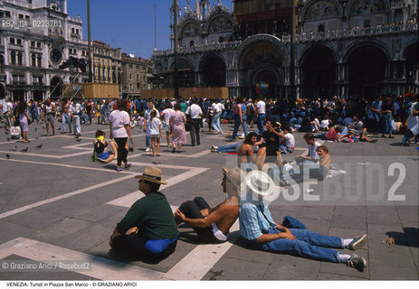 Localizzazione:..VENEZIA / S. MARCO..Oggetto:..Soggetto:..CONCERTO DEI PINK FLOYD / PIAZZA SAN MARCO / TURISTI..Cronologia: ..Definizione Culturale:..   Autore: ..   Stile: ..   Editori/Stampatori:..   Committenza:..Materia e Tecnica:..Collocazione:..Note:..TURISMO..Riproduzione Fotografica:..Copyright:..Graziano Arici/Rosebud2 .Data:..15 LUGLIO 1989..Costo:..A