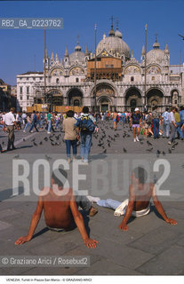 Localizzazione:..VENEZIA / S. MARCO..Oggetto:..Soggetto:..TURISTI IN PIAZZA SAN MARCO..Cronologia: ..Definizione Culturale:..   Autore: ..   Stile: ..   Editori/Stampatori:..   Committenza:..Materia e Tecnica:..Collocazione:..Note:..TURISMO CONCERTO PINK FLOYD..Riproduzione Fotografica:..Copyright:..Graziano Arici/Rosebud2 .Data:..15 LUGLIO 1989..Costo:..A