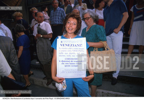 Localizzazione:..VENEZIA..Oggetto:..Soggetto:..MANIFESTAZIONE DI PROTESTA DOPO IL CONCERTO DEI PINK FLOYD..Cronologia: ..Definizione Culturale:..   Autore: ..   Stile: ..   Editori/Stampatori:..   Committenza:..Materia e Tecnica:..Collocazione:..Note:....Riproduzione Fotografica:..Copyright:..Graziano Arici/Rosebud2 .Data:..18 LUGLIO 1989..Costo:..A