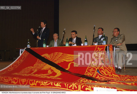 Localizzazione:..VENEZIA / S. MARCO..Oggetto:..Soggetto:..MANIFESTAZIONE DI PROTESTA AL TEATRO GOLDONI DOPO IL CONCERTO DEI PINK FLOYD / RIGO E SALVADORI / LEONE DI S. MARCO A LUTTO..Cronologia: ..Definizione Culturale:..   Autore: ..   Stile: ..   Editori/Stampatori:..   Committenza:..Materia e Tecnica:..Collocazione:..Note:....Riproduzione Fotografica:..Copyright:..Graziano Arici/Rosebud2 .Data:..18 LUGLIO 1989..Costo:..A