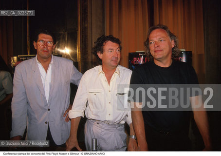 Localizzazione:..VENEZIA..Oggetto:..Soggetto:..CONFERENZA STAMPA DEL CONCERTO DEI PINK FLOYD / NICK MASON E DAVID GILMOUR MUSICA ROCK..Cronologia: ..Definizione Culturale:..   Autore: ..   Stile: ..   Editori/Stampatori:..   Committenza:..Materia e Tecnica:..Collocazione:..Note:....Riproduzione Fotografica:..Graziano Arici/Rosebud2 .Copyright:..Graziano Arici/Rosebud2 .Data:..LUGLIO 1989..Costo:..A