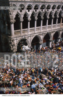 Localizzazione:..VENEZIA / S. MARCO..Oggetto:..Soggetto:..CONCERTO DEI PINK FLOYD / PIAZZA SAN MARCO / FOLLA PUBBLICO TURISTI..Cronologia: ..Definizione Culturale:..   Autore: ..   Stile: ..   Editori/Stampatori:..   Committenza:..Materia e Tecnica:..Collocazione:..Note:..TURISMO..Riproduzione Fotografica:..Copyright:..Graziano Arici/Rosebud2 .Data:..15 LUGLIO 1989..Costo:..A