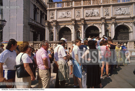 Localizzazione:..VENEZIA / S. MARCO..Oggetto:..Soggetto:..TURISTI IN PIAZZA SAN MARCO..Cronologia: ..Definizione Culturale:..   Autore: ..   Stile: ..   Editori/Stampatori:..   Committenza:..Materia e Tecnica:..Collocazione:..Note:..TURISMO..Riproduzione Fotografica:..Graziano Arici/Rosebud2 .Copyright:..Graziano Arici/Rosebud2 .Data:..1990..Costo:..A..