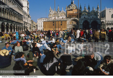 Localizzazione:..VENEZIA / S. MARCO..Oggetto:..Soggetto:..TURISTI IN PIAZZA SAN MARCO..Cronologia: ..Definizione Culturale:..   Autore: ..   Stile: ..   Editori/Stampatori:..   Committenza:..Materia e Tecnica:..Collocazione:..Note:..TURISMO..Riproduzione Fotografica:..Graziano Arici/Rosebud2 .Copyright:..Graziano Arici/Rosebud2 .Data:..1990..Costo:..A..