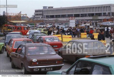 Localizzazione:..VENEZIA / ISOLA DEL TRONCHETTO..Oggetto:..Soggetto:..TURISTI AUTOMOBILI TRAFFICO..Cronologia: ..Definizione Culturale:..   Autore: ..   Stile: ..   Editori/Stampatori:..   Committenza:..Materia e Tecnica:..Collocazione:..Note:..TURISMO PROBLEMI..Riproduzione Fotografica:..Copyright:..Graziano Arici/Rosebud2 .Data:..1990..Costo:..A..