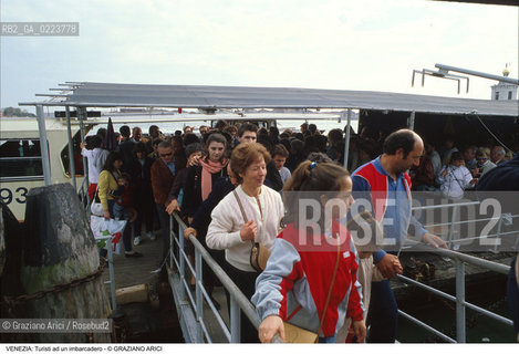 Localizzazione:..VENEZIA..Oggetto:..Soggetto:..TURISTI AD UN IMBARCADERO ACTV..Cronologia: ..Definizione Culturale:..   Autore: ..   Stile: ..   Editori/Stampatori:..   Committenza:..Materia e Tecnica:..Collocazione:..Note:..TURISMO MEZZI DI TRASPORTO..Riproduzione Fotografica:..Copyright:..Graziano Arici/Rosebud2 .Data:..1990..Costo:..A