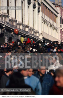Localizzazione:..VENEZIA / S. MARCO..Oggetto:..Soggetto:..TURISTI SUL PONTE DELLA PAGLIA FOLLA..Cronologia: ..Definizione Culturale:..   Autore: ..   Stile: ..   Editori/Stampatori:..   Committenza:..Materia e Tecnica:..Collocazione:..Note:..TURISMO ..Riproduzione Fotografica:..Copyright:..Graziano Arici/Rosebud2 .Data:..1990..Costo:..A..
