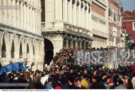 Localizzazione:..VENEZIA / S. MARCO..Oggetto:..Soggetto:..TURISTI SUL PONTE DELLA PAGLIA FOLLA..Cronologia: ..Definizione Culturale:..   Autore: ..   Stile: ..   Editori/Stampatori:..   Committenza:..Materia e Tecnica:..Collocazione:..Note:..TURISMO ..Riproduzione Fotografica:..Copyright:..Graziano Arici/Rosebud2 .Data:..1990..Costo:..A..