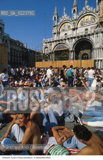 Localizzazione:..VENEZIA / S. MARCO..Oggetto:..Soggetto:..TURISTI IN PIAZZA SAN MARCO..Cronologia: ..Definizione Culturale:..   Autore: ..   Stile: ..   Editori/Stampatori:..   Committenza:..Materia e Tecnica:..Collocazione:..Note:..TURISMO ..Riproduzione Fotografica:..Copyright:..Graziano Arici/Rosebud2 .Data:..1990..Costo:..A..