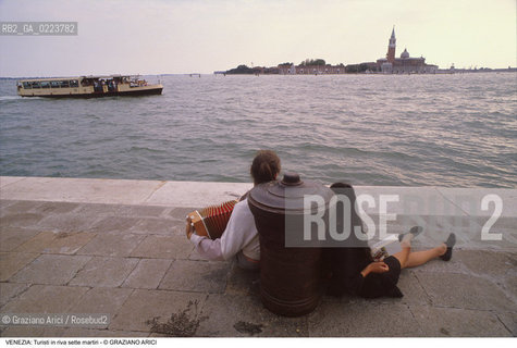 Localizzazione:..VENEZIA / CASTELLO..Oggetto:..Soggetto:..TURISTI IN RIVA SETTE MARTIRI..Cronologia: ..Definizione Culturale:..   Autore: ..   Stile: ..   Editori/Stampatori:..   Committenza:..Materia e Tecnica:..Collocazione:..Note:..TURISMO ..Riproduzione Fotografica:..Copyright:..Graziano Arici/Rosebud2 .Data:..1990..Costo:..A..