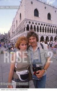 Localizzazione:..VENEZIA / S. MARCO..Oggetto:..Soggetto:..TURISTI IN PIAZZA SAN MARCO / PALAZZO DUCALE..Cronologia: ..Definizione Culturale:..   Autore: ..   Stile: ..   Editori/Stampatori:..   Committenza:..Materia e Tecnica:..Collocazione:..Note:..TURISMO ..Riproduzione Fotografica:..Copyright:..Graziano Arici/Rosebud2 .Data:..1990..Costo:..A..