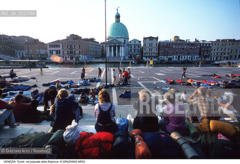 Localizzazione:..VENEZIA / CANNAREGIO..Oggetto:..Soggetto:..TURISTI NEL PIAZZALE DELLA STAZIONE FERROVIARIA / SACCHI A PELO..Cronologia: ..Definizione Culturale:..   Autore: ..   Stile: ..   Editori/Stampatori:..   Committenza:..Materia e Tecnica:..Collocazione:..Note:..TURISMO ..Riproduzione Fotografica:..Copyright:..Graziano Arici/Rosebud2 .Data:..1986..Costo:..A..