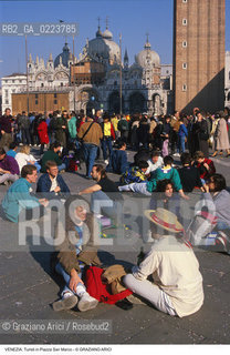 Localizzazione:..VENEZIA / S. MARCO..Oggetto:..Soggetto:..TURISTI IN PIAZZA SAN MARCO..Cronologia: ..Definizione Culturale:..   Autore: ..   Stile: ..   Editori/Stampatori:..   Committenza:..Materia e Tecnica:..Collocazione:..Note:..TURISMO ..Riproduzione Fotografica:..Copyright:..Graziano Arici/Rosebud2 .Data:..1990..Costo:..A