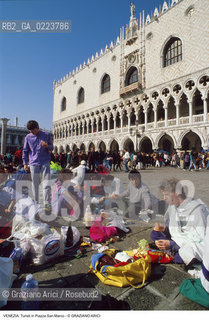 Localizzazione:..VENEZIA / S. MARCO..Oggetto:..Soggetto:..TURISTI IN PIAZZA SAN MARCO / PALAZZO DUCALE..Cronologia: ..Definizione Culturale:..   Autore: ..   Stile: ..   Editori/Stampatori:..   Committenza:..Materia e Tecnica:..Collocazione:..Note:..TURISMO DEGRADO..Riproduzione Fotografica:..Copyright:..Graziano Arici/Rosebud2 .Data:..1990..Costo:..A..