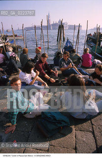 Localizzazione:..VENEZIA / S. MARCO..Oggetto:..Soggetto:..TURISTI IN PIAZZA SAN MARCO..Cronologia: ..Definizione Culturale:..   Autore: ..   Stile: ..   Editori/Stampatori:..   Committenza:..Materia e Tecnica:..Collocazione:..Note:..TURISMO ..Riproduzione Fotografica:..Copyright:..Graziano Arici/Rosebud2 .Data:..1990..Costo:..A..
