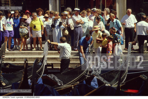 Localizzazione:..VENEZIA / S. MARCO..Oggetto:..Soggetto:..TURISTI IN BACINO ORSEOLO / G0NDOLE..Cronologia: ..Definizione Culturale:..   Autore: ..   Stile: ..   Editori/Stampatori:..   Committenza:..Materia e Tecnica:..Collocazione:..Note:..TURISMO ..Riproduzione Fotografica:..Copyright:..Graziano Arici/Rosebud2 .Data:..1990..Costo:..A..
