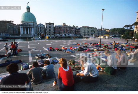 Localizzazione:..VENEZIA / CANNAREGIO..Oggetto:..Soggetto:..TURISTI NEL PIAZZALE DELLA STAZIONE FERROVIARIA / SACCHI A PELO..Cronologia: ..Definizione Culturale:..   Autore: ..   Stile: ..   Editori/Stampatori:..   Committenza:..Materia e Tecnica:..Collocazione:..Note:..TURISMO ..Riproduzione Fotografica:..Copyright:..Graziano Arici/Rosebud2 .Data:..1986..Costo:..A