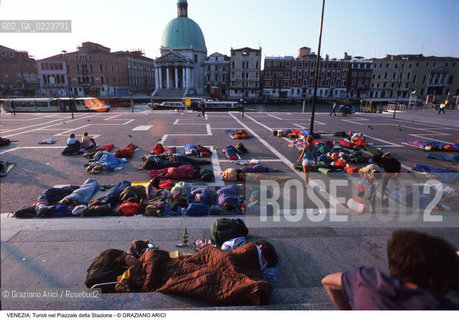 Localizzazione:..VENEZIA / CANNAREGIO..Oggetto:..Soggetto:..TURISTI NEL PIAZZALE DELLA STAZIONE FERROVIARIA / SACCHI A PELO..Cronologia: ..Definizione Culturale:..   Autore: ..   Stile: ..   Editori/Stampatori:..   Committenza:..Materia e Tecnica:..Collocazione:..Note:..TURISMO ..Riproduzione Fotografica:..Copyright:..Graziano Arici/Rosebud2 .Data:..1986..Costo:..A..